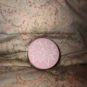 GLOSSIER WOWDER shade light/medium.